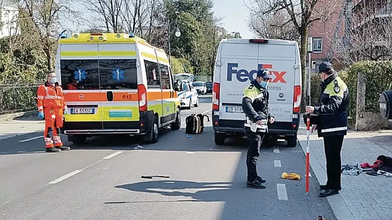 La polizia locale sul luogo dell'investimento in viale Rimembranze ad Azzano Decimo, avvenuto il 4 marzo 2022