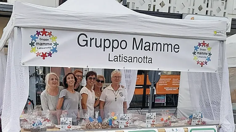 A ruba le torte delle mamme: raccolti duemila euro donati alla Via di Natale
