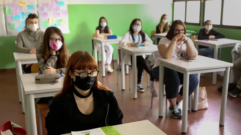 Studenti di nuovo in classe nelle scuole professionali di Padova e provincia per preparare gli esami di qualifica e di diploma. All'Enaip di Conselve (corsi per meccanici e servizi commerciali delle vendite) gli alunni hanno seguito le lezioni con la mascherina, seduti dietro a banchi distanziati, 10 giugno 2020. ANSA/NICOLA FOSSELLA