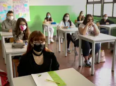 Studenti di nuovo in classe nelle scuole professionali di Padova e provincia per preparare gli esami di qualifica e di diploma. All'Enaip di Conselve (corsi per meccanici e servizi commerciali delle vendite) gli alunni hanno seguito le lezioni con la mascherina, seduti dietro a banchi distanziati, 10 giugno 2020. ANSA/NICOLA FOSSELLA