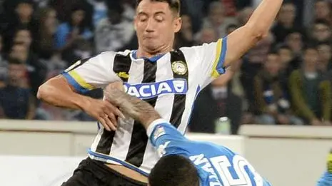 Azione di sfondamento di Allan del Napoli durante la partita contro l'Udinese del campionato di Serie A allo stadio San Paolo di Napoli, 8 novembre 2015. ANSA / CIRO FUSCO