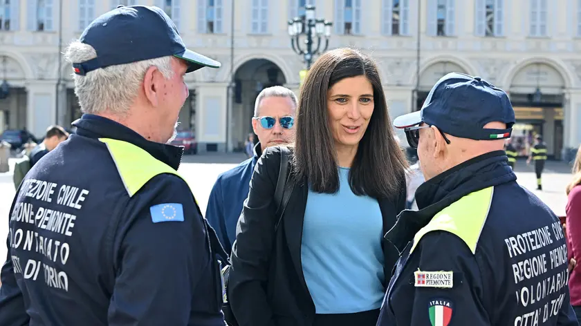 I parenti di Maris Amato ed Erica Pioletti co Chiara Appendino durante la commemorazione delle vittime che seguivano la finale di champions league Juventus-Real Madrid nel 2017 sui maxischermo in piazza San Carlo, Torino, 3 giugno 2024 ANSA/ALESSANDRO DI MARCO