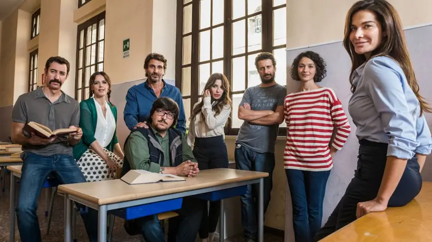 I protagonisti del film "Immaturi" (2011) che racconta la storia di alcuni 38enni già compagni di classe: il ministero della Pubblica Istruzione ha annullato il loro esame di maturità e lo dovranno rifare