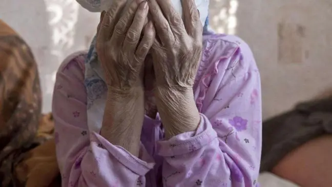 Insulti, bestemmie, schiaffi: una violenza fisica e morale prolungata, andata avanti per anni, perpetrata ai danni dell’anziana madre