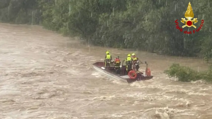 Nelle ricerche sono impegnati anche i sommozzatori dei vigili del fuoco e la Protezione civile