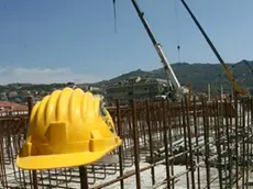 Un elemetto in un cantiere in una foto d'archivio senza data.Gli infortuni sul lavoro nel 2010 sono stati 980, in calo del 6,9% rispetto al 2009. Lo comunica l'Inail sottolineando che è il dato più basso dal dopoguerra oggi 4 marzo 2011. ANSA/LUCA ZENNARO/GID