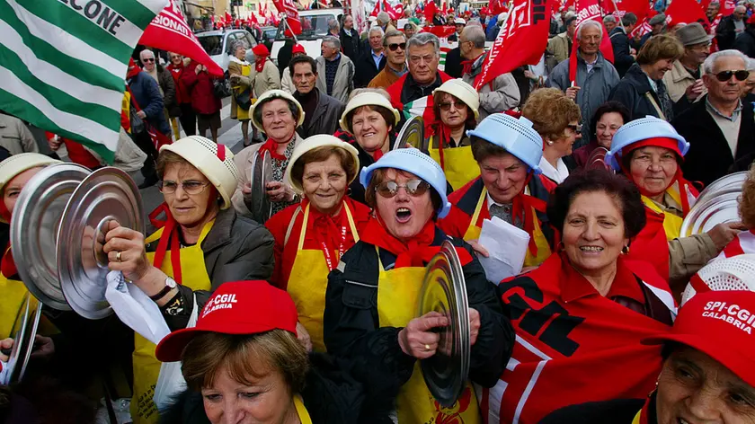 Un gruppo di donne che indossano come copricapo uno scolapasta ripreso durante la manifestazione dei Pensionati indetta da Cgil , Cisl e Uil contro il carovita , svoltasi a Roma . GIUSEPPE GIGLIA /ANSA