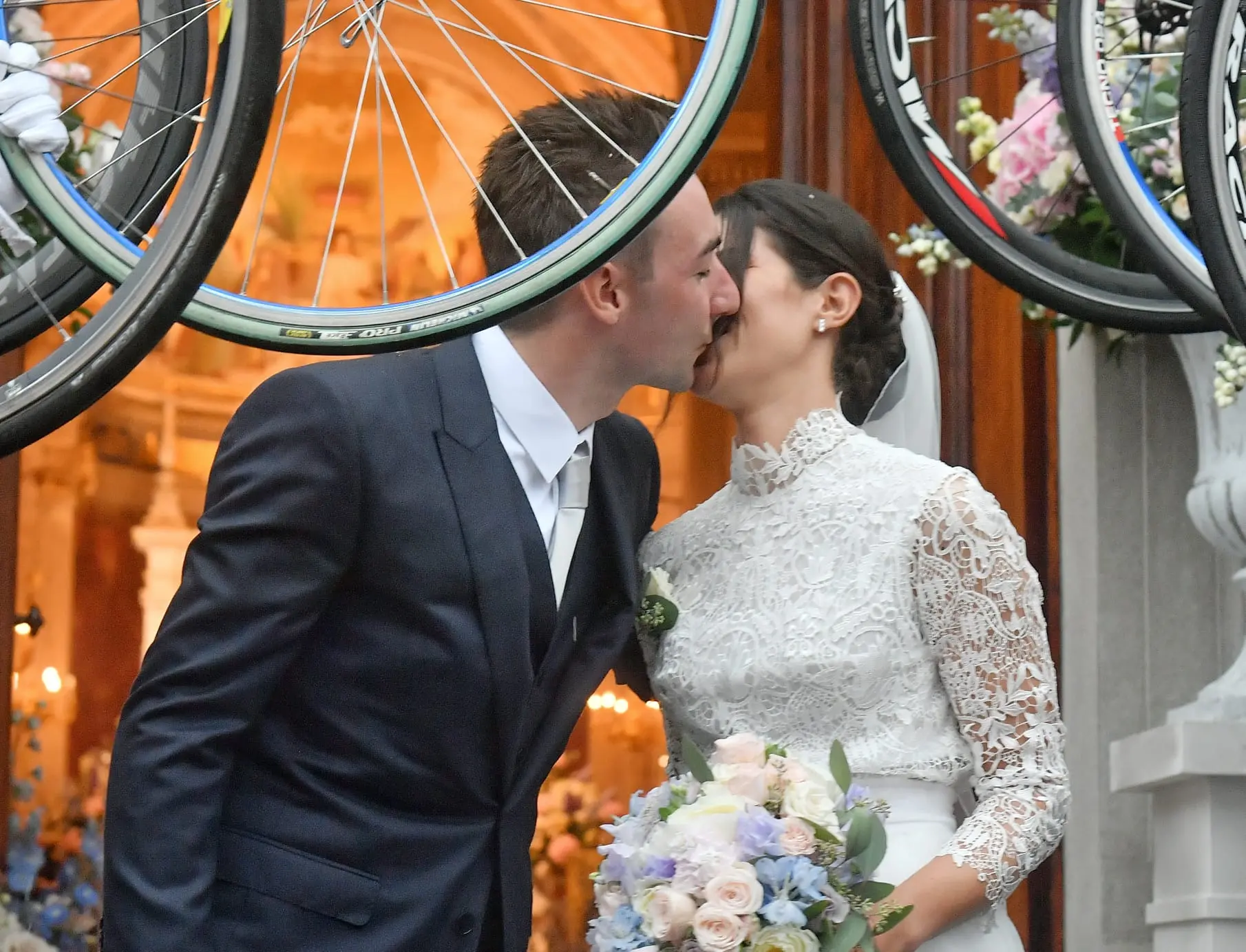 Emozionati, belli, bagnati dalla pioggia e fortunati. I due campioni di ciclismo Elia Viviani ed Elena Cecchini hanno detto sì a Mereto di Tomba sabato, 22 ottobre. Elena nel suo abito di chiffon e pizzo bianco era bellissima, Elia molto emozionato ed elegante in completo blu. Fiori, commozione ma soprattutto le ruote li hanno attesi all'uscita della chiesa di San Marco Evangelista. Presenti tra gli altri sportivi anche Filippo Ganna. Il racconto e le immagini a cura di Videoproduzioni Petrussi