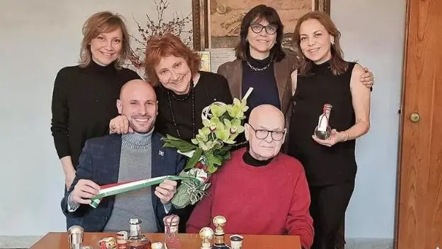 Benito Nonino (in maglia rossa), seduto con il sindaco di San Giorgio della Richinvelda, Leon, lo scorso marzo durante la consegna della cittadinanza onoraria. In piedi, da sinistra, le "sue" donne: Antonella, Giannola, Elisabetta e Cristina