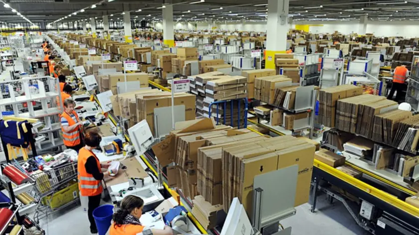 Nella foto d'archivio, un centro Amazon