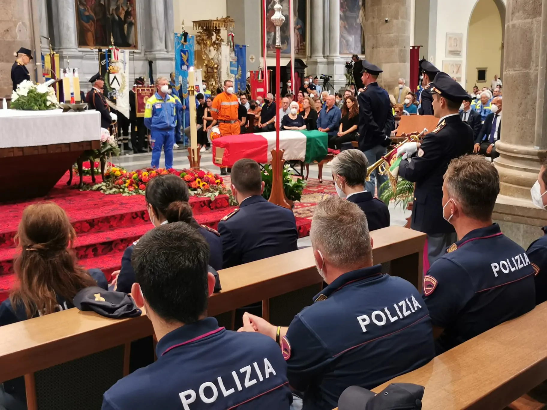 Sono stati celebrati nel duomo di Cividale i funerali di Elena Lo Duca, 56 anni, coordinatrice della Protezione civile di Prepotto, morta travolta da un albero lo scorso 22 luglio mentre era impegnata in un sopralluogo in un’area boschiva interessata da un incendio proprio nella zona di Prepotto. Presenti alle esequie di Lo Duca, assistente capo della polizia al commissariato di Cividale, anche il vicecapo del Dipartimento della Protezione civile nazionale, Immacolata Postiglione, il vicecapo della Polizia, Vittorio Rizzi, il presidente della Regione, Massimiliano Fedriga, il suo vice Riccardi e una folta delegazione di sindaci friulani, i questori delle quattro province, il prefetto di Udine Marchesiello e tanti volontari della Pc. Il feretro, accolto all’ingresso del duomo dal picchetto della Protezione civile e della Polizia e da un lungo applauso.