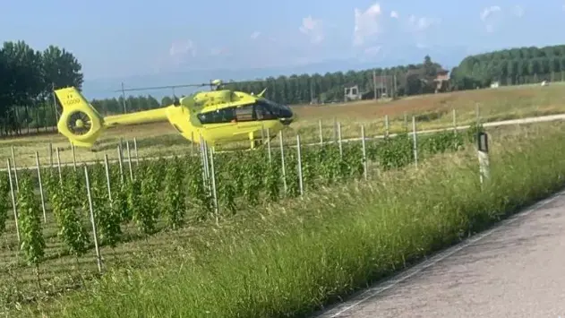 L'uomo è stato trasportato in elicottero all'ospedale di Udine