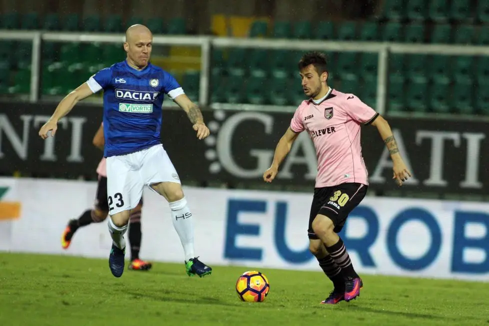 Palermo's Ilija Nestorovski (R) and Udinese's Emil Halfredsson in action during the Italian Serie A soccer match US Palermo vs Udinese Calcio at Renzo Barbera stadium in Palermo, Sicily island, Italy, 27 October 2016. ANSA/CORRADO LANNINO
