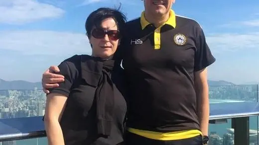 Un’immagine della docente udinese Daniela Cecutti con il marito Arturo a Hong Kong