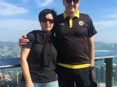 Un’immagine della docente udinese Daniela Cecutti con il marito Arturo a Hong Kong