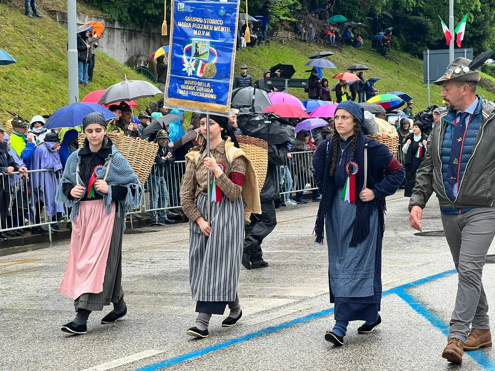 Tantissima emozione per la sfilata degli alpini: marciano 70 mila penne nere. Presente anche il presidente del consiglio, Giorgia Meloni, che ha indossato il cappello da alpino. Ad aprire il corteo lo striscione dell'Adunata (Alpini, la più bella famiglia) seguiti dalla Fanfara della Julia e dal gonfalone di Udine. Dopo in marcia le portatrici carniche, uno striscione dedicato a Cainero e il labaro con il ministro della Difesa Crosetto (Foto Petrussi, Seu, Cescon)