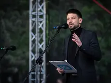 epa11314811 Leader of Progresivne Slovensko party (Progressive Slovakia) Michal Simecka speaks during a demonstration against the government's plan of reorganization of the RTVS public broadcaster, in Bratislava, Slovakia, 02 May 2024. Radio and Television of Slovakia (RTVS) will be transformed into Slovak Television and Radio (STVR) according to a new draft law approved by the government. Robert Fico's government plans to obtain more control over the RTVS public broadcaster with a new system of election, along with the removal of the RTVS general director. Instead of parliament, the new STVR director should be elected by the STVR board, which would be under the full control of a ruling coalition. EPA/JAKUB GAVLAK