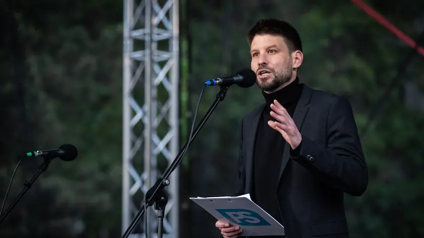 epa11314811 Leader of Progresivne Slovensko party (Progressive Slovakia) Michal Simecka speaks during a demonstration against the government's plan of reorganization of the RTVS public broadcaster, in Bratislava, Slovakia, 02 May 2024. Radio and Television of Slovakia (RTVS) will be transformed into Slovak Television and Radio (STVR) according to a new draft law approved by the government. Robert Fico's government plans to obtain more control over the RTVS public broadcaster with a new system of election, along with the removal of the RTVS general director. Instead of parliament, the new STVR director should be elected by the STVR board, which would be under the full control of a ruling coalition. EPA/JAKUB GAVLAK