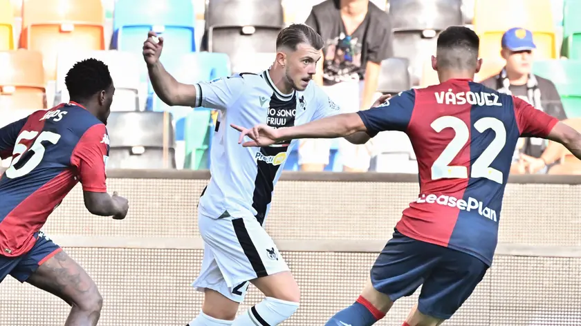 Lazar Samardzic durante la sfida casalinga con il Genoa terminata sul 2-2