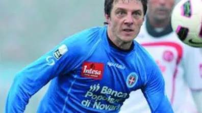 NOVARA, ITALY - JANUARY 15: Simone Motta of Novara Calcio in action during the Serie B match between Novara Calcio and Calcio Padova at Silvio Piola Stadium on January 15, 2011 in Novara, Italy. (Photo by Valerio Pennicino/Getty Images) *** Local Caption *** Simone Motta