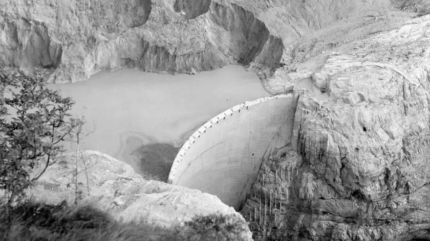 La diga del Vajont dopo il disastro con la frana del monte Toc caduta nel bacino artificiale