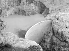 La diga del Vajont dopo il disastro con la frana del monte Toc caduta nel bacino artificiale