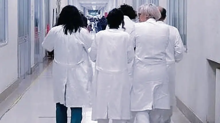 Medici in una corsia d'ospedale, in un'immagine d'archivio. ANSA