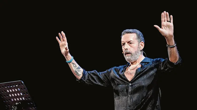 Il giornalista David Gramiccioli, protagonista dello spettacolo “80 nostalgia”