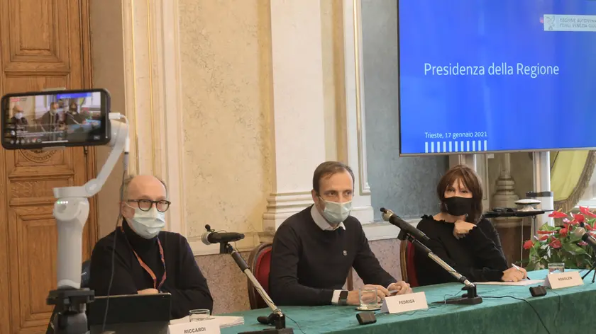 Il governatore Massimiliano Fedriga assieme al vice con delega alla Salute, Riccardo Riccardi, e l'assessore all'Istruzione Alessia Rosolen