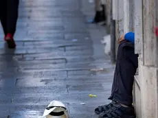 Un uomo chiede l’elemosina a Roma, 6 ottobre 2023. ANSA/MASSIMO PERCOSSI (Poverta', elemosina, clochard, barbone, senza tetto, bisognoso, bisognosi, solitudine)