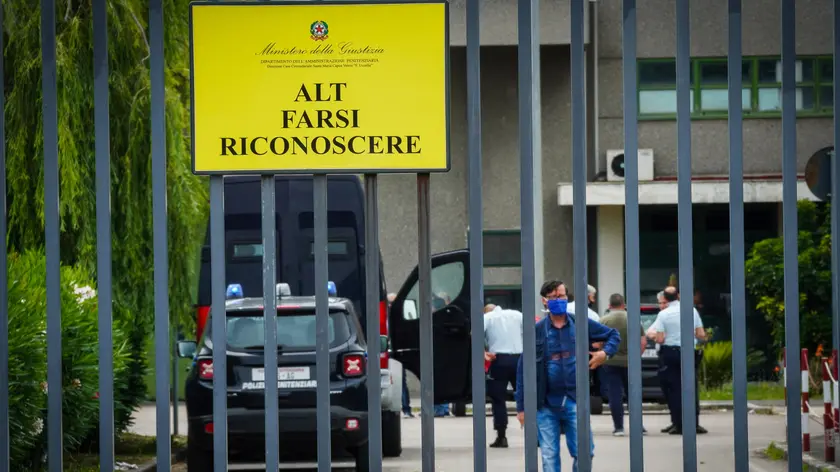 L'esterno del carcere di Santa Maria Capua Vetere, Caserta, 13 giugno 2020. Un rivolta dei detenuti, sarebbe in atto nell'istituto di pena che in questi giorni è al centro di polemiche riguardanti un'inchiesta su presunti pestaggi che sarebbero avvenuti lo scorso 6 aprile. Secondo quanto si apprende da fonti sindacali la rivolta è scoppiata nel reparto Danubio. Ieri, nell'infermeria dell'istituto sei agenti sono stati aggrediti da detenuti extracomunitari. ANSA / CESARE ABBATE