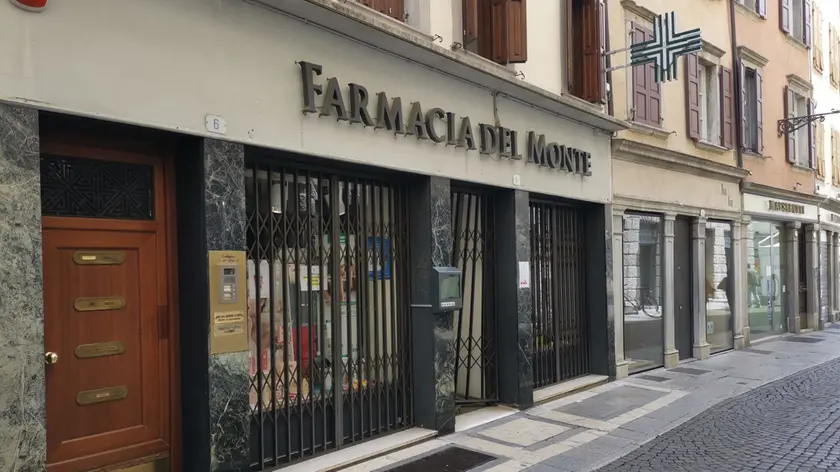La serranda della farmacia Del Monte danneggiata nel corso della rissa