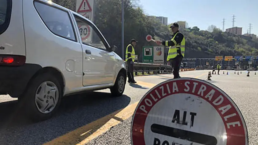 Rubano auto che va in panne su autostrada, scoperti e denunciati
