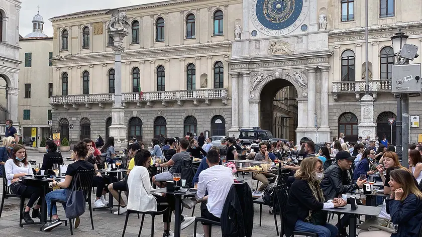 TOME -AGENZIA BIANCHI-PADOVA - SPRITZ IN PIAZZA DEI SIGNORI