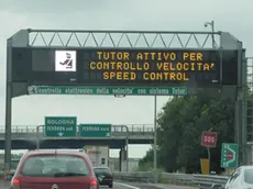 Un tabellone elettronico con l'avviso del Tutor sull'autostrada A13, in una immagine tratta da Wikipedia. Preavviso di controllo velocità con Tutor. Il Tutor non verrà rimosso dalla rete di Autostrade per l'Italia, ma sarà immediatamente sostituito con un nuovo sistema diverso da quello attuale. Lo comunica Autostrade per l'Italia, dopo la decisione della Corte d'Appello di Roma, che ha stabilito che i Tutor costituirebbero una forma di violazione del brevetto della Craft. ANSA/WIKIPEDIA +++EDITORIAL USE ONLY - NO SALES+++