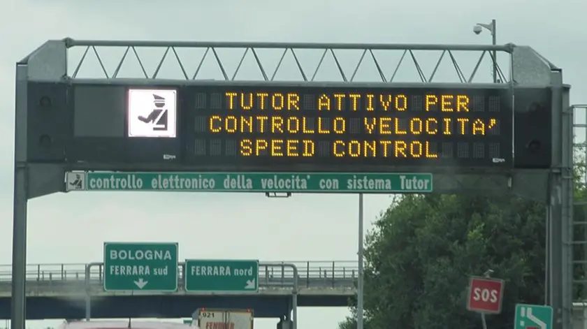 Un tabellone elettronico con l'avviso del Tutor sull'autostrada A13, in una immagine tratta da Wikipedia. Preavviso di controllo velocità con Tutor. Il Tutor non verrà rimosso dalla rete di Autostrade per l'Italia, ma sarà immediatamente sostituito con un nuovo sistema diverso da quello attuale. Lo comunica Autostrade per l'Italia, dopo la decisione della Corte d'Appello di Roma, che ha stabilito che i Tutor costituirebbero una forma di violazione del brevetto della Craft. ANSA/WIKIPEDIA +++EDITORIAL USE ONLY - NO SALES+++