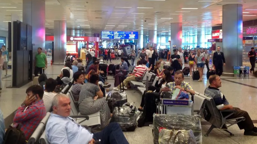 L'interno dell'Aeroporto di Istanbul in seguito all'attentato suicida dei tre kamikaze nel quale 41 persone hanno perso la vita, e 240 rimaste ferite, Istanbul, 29 Giugno 2016. ANSA/ VINCENZO CHIUMARULO