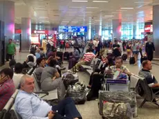 L'interno dell'Aeroporto di Istanbul in seguito all'attentato suicida dei tre kamikaze nel quale 41 persone hanno perso la vita, e 240 rimaste ferite, Istanbul, 29 Giugno 2016. ANSA/ VINCENZO CHIUMARULO