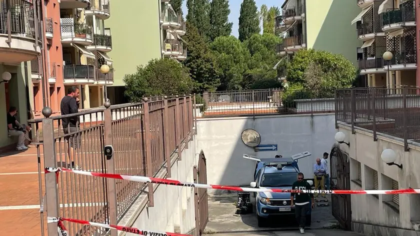 Il corpo senza vita di una donna è stato ritrovato vicino agli ascensori al piano interrato di una palazzina in via del Ciclamino a Rimini, 4 ottobre 2023. ANSA/Anna De Martino