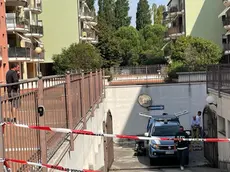Il corpo senza vita di una donna è stato ritrovato vicino agli ascensori al piano interrato di una palazzina in via del Ciclamino a Rimini, 4 ottobre 2023. ANSA/Anna De Martino