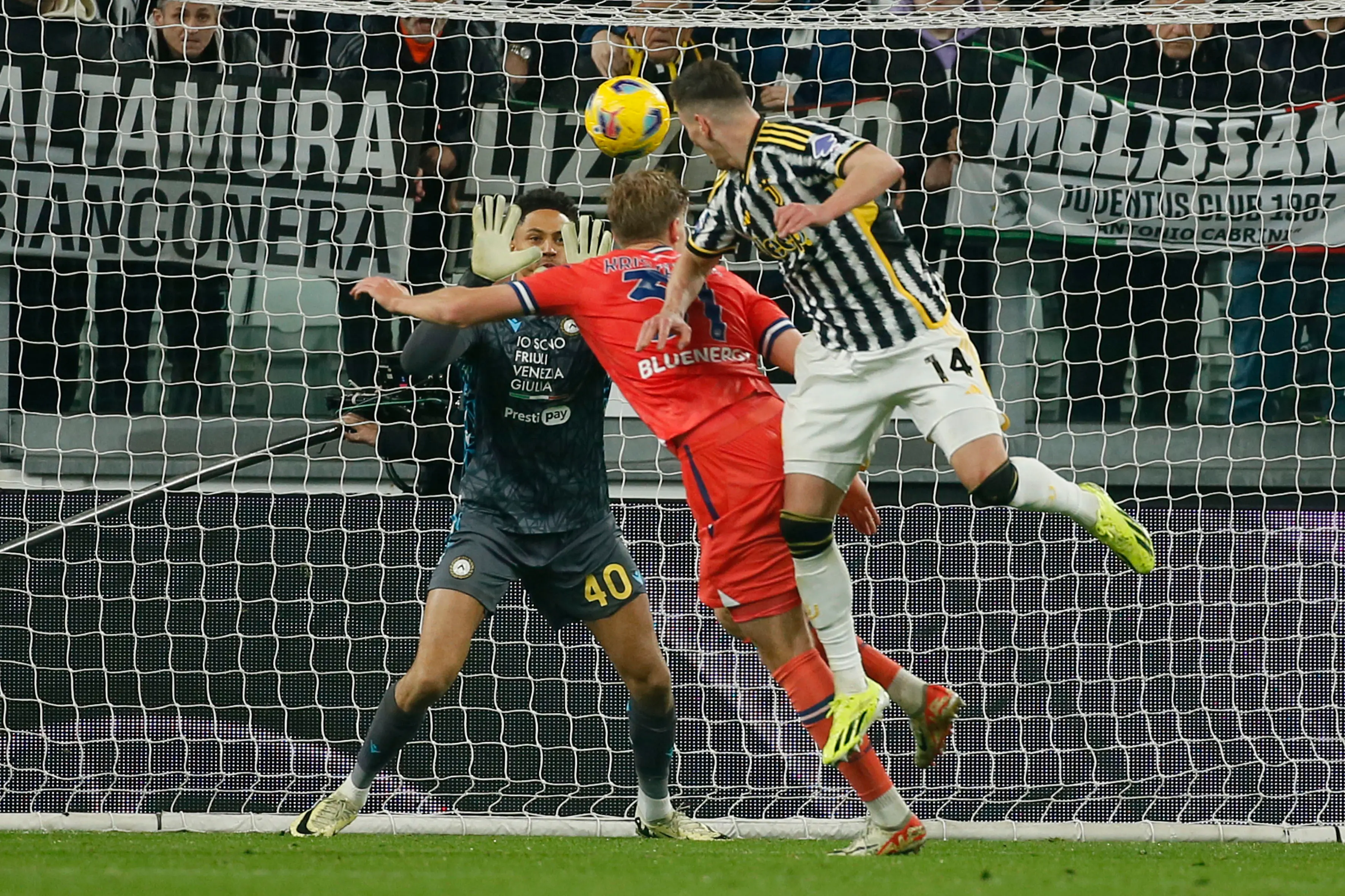 Milik anticipa Kristensen sotto lo sguardo del portiere Okoye © Foto Petrussi