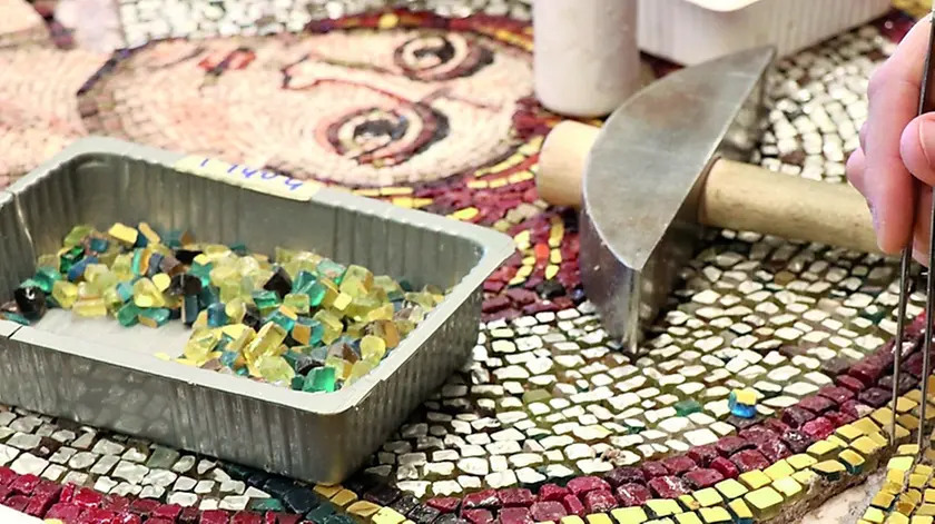 La creazione di uno degli splendidi mosaici in mostra a Spilimbergo