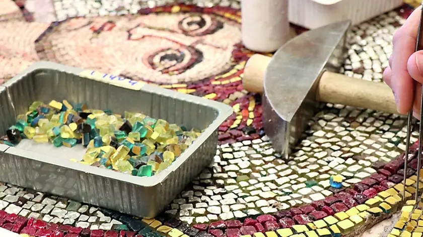 La creazione di uno degli splendidi mosaici in mostra a Spilimbergo