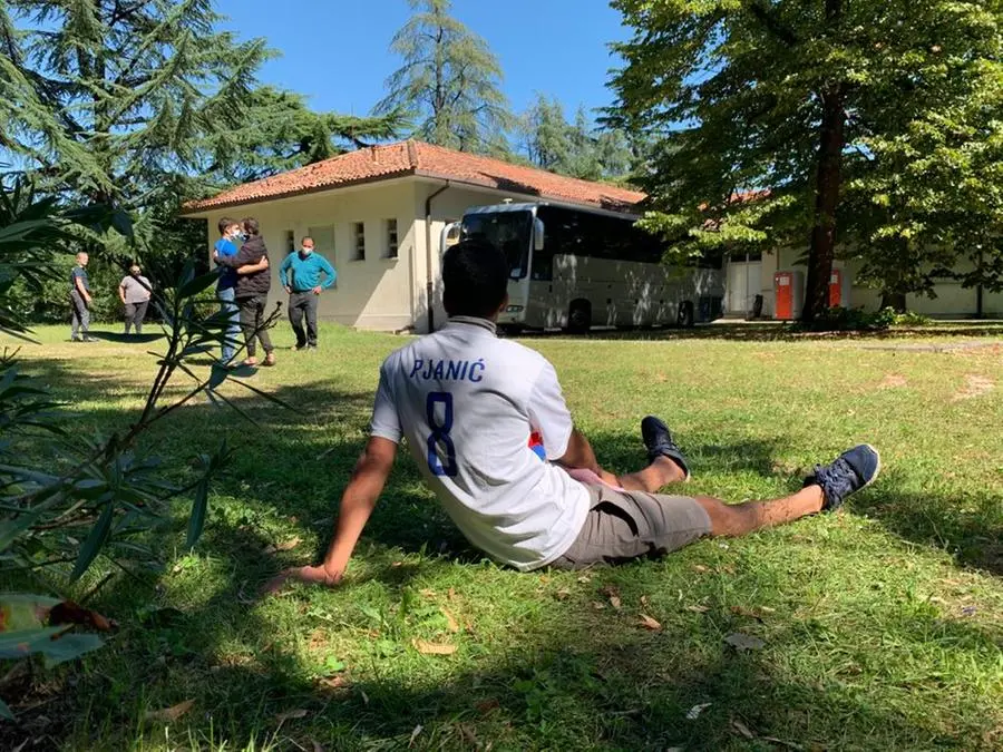 Un giovane migrante pakistano con la maglia della Bosnia di Miralem Pjanic, recuperata lungo il viaggio