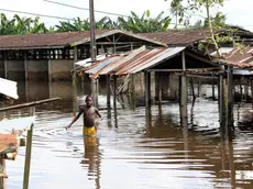 epa03432194 A boy wades through a flooded market in Agadama in Ughelli north local government council in the oil rich Niger delta region, Nigeria, 13 October 2012. The floods in the region, which have been the worst in decades, have killed 140 people and left hundreds of thousands homeless. A food crisis is also feared, according to local sources. EPA/GEORGE ESIRII