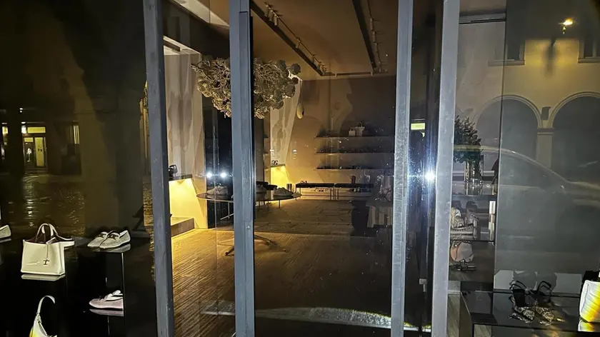 Rubata pelletteria di noti brand come Christian Dior, Prada, Tod’s, Saint Laurent. Non sono stati toccati abiti e scarpe