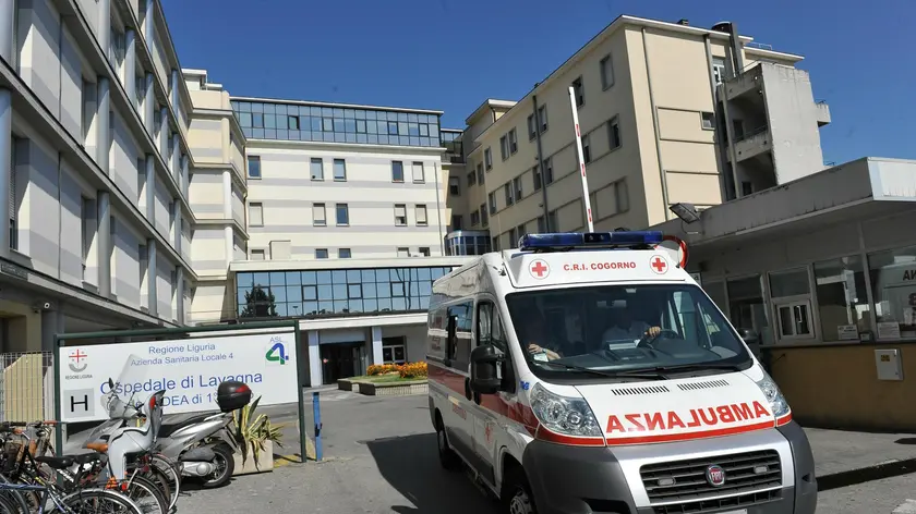 Un'immagine dell'ingresso dell'ospedale di Lavagna (Genova) dove era ricoverato da alcuni giorni Enzo Jannacci, che e' stato dimesso oggi 22 agosto 2011. ANSA / LUCA ZENNARO