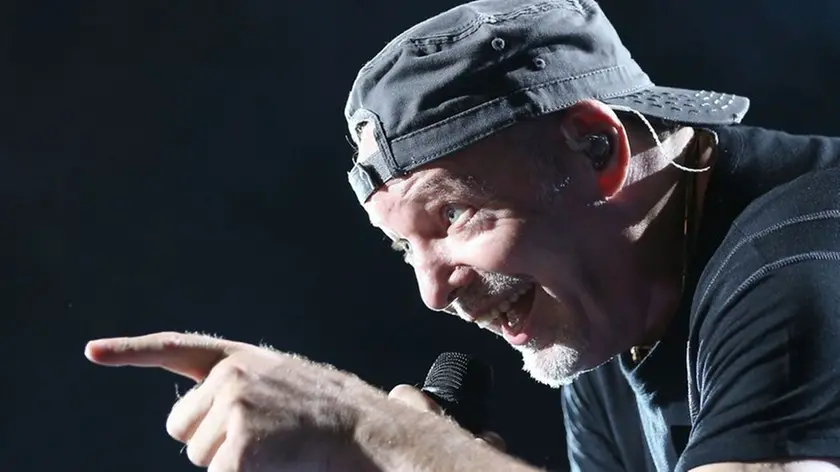 Foto LaPresse - Marco Cantile.0307/2015Napoli (IT) .Cronaca.La rockstar italiana Vasco Rossi in concerto allo stadio San Paolo di Napoli dopo 11 anni. Da oltre 10 anni non si svolgeva un concerto al San Paolo.Nella foto: Vasco Rossi