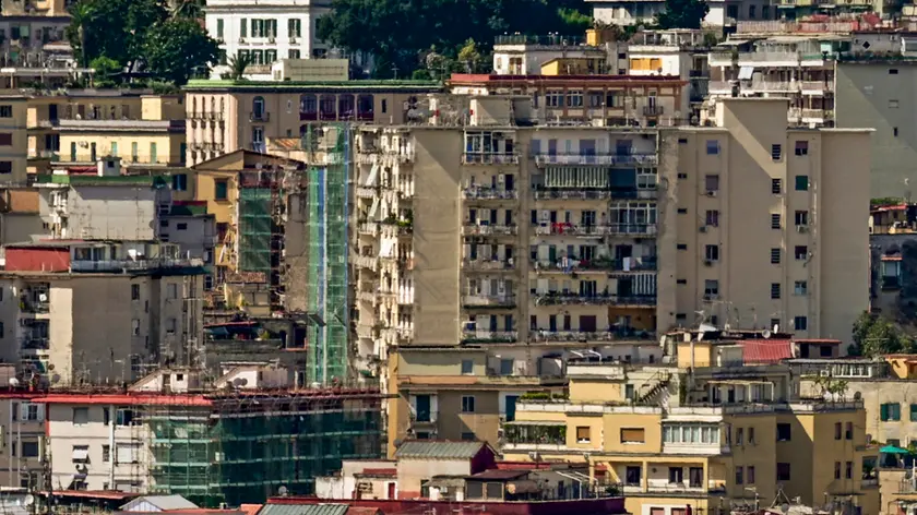 L'agglomerato urbano di case e palazzi di Napoli visti dalla collina di Capodimonte , 3 luglio 2024. ANSA / Ciro Fusco (case, abitazioni, mercato immobiliare, generica, simbolica, casa, abitazione, palazzo, palazzi)