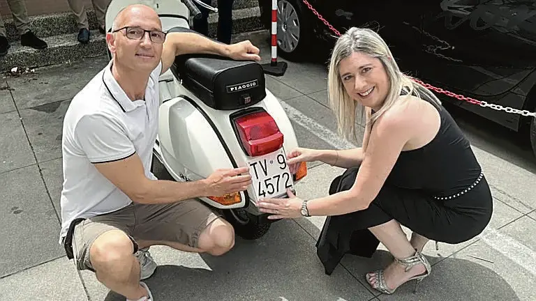 L’assessore Amirante consegna la targa originale alla Vespa